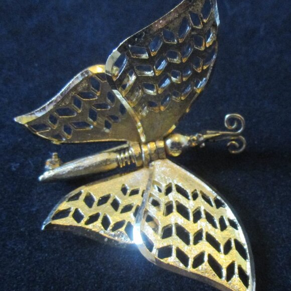 Vintage Unbranded Gold Tone Butterfly Brooch/Pin with Double Hinged Wings - Picture 2 of 3